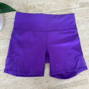 Sold Out Wunder Train Mesh Panel
High-Rise Short 6"
Colour Atomic Purple
Size 12